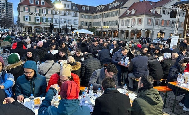 Müslümanlar iftar sofrasına Almanya halkını davet etti