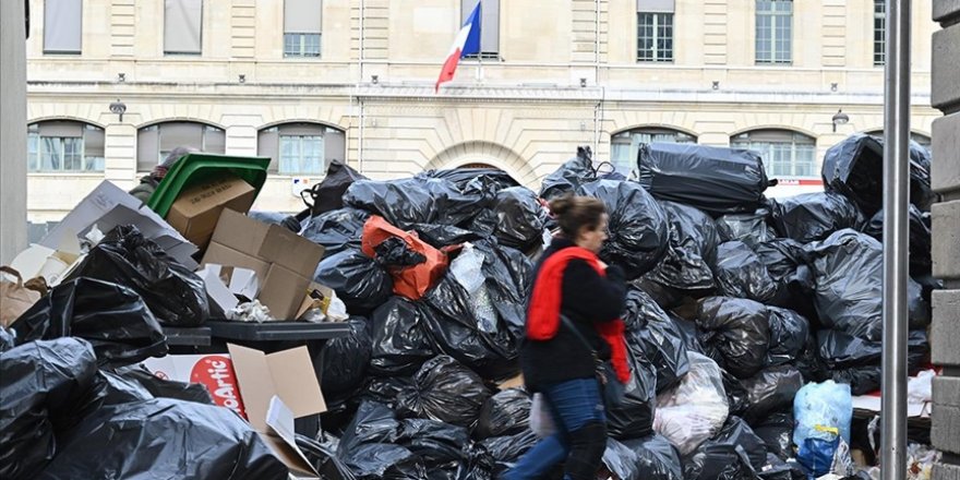 Paris'te çöp toplayıcıları 13 Nisan'da süresiz greve gidecek