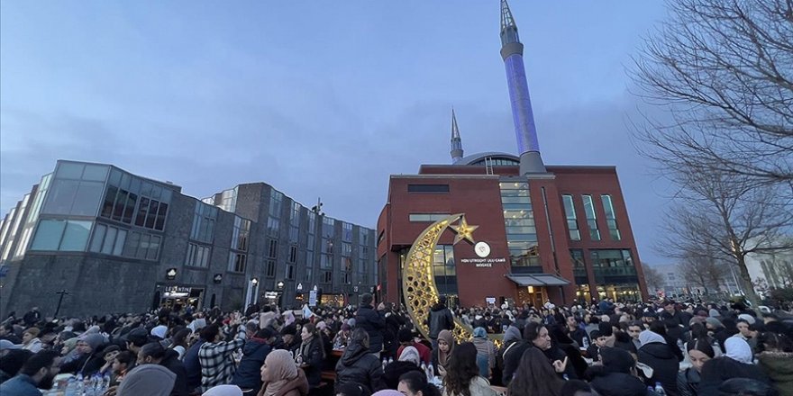 Hollanda'da "Cami Meydanı"nda 1500 kişilik sokak iftarı düzenlendi