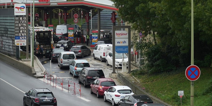 Paris ve çevresindeki akaryakıt istasyonlarının yüzde 40'ında benzin sıkıntısı yaşanıyor