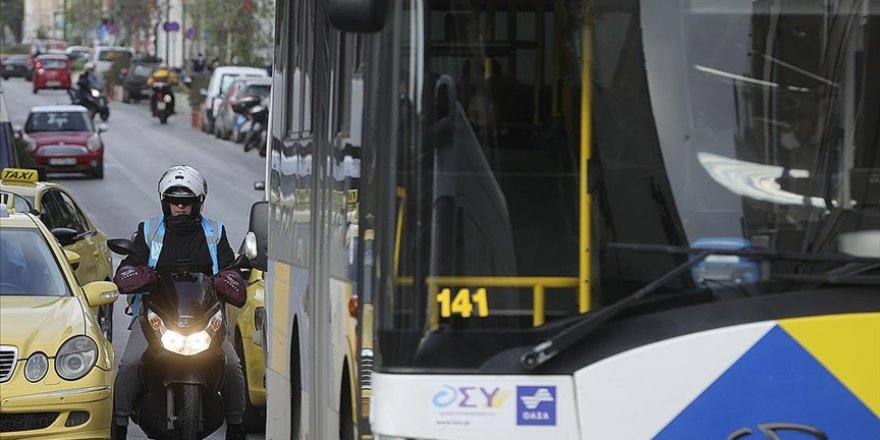 Atina'da otobüs şoförleri iş bırakma eylemi yapıyor