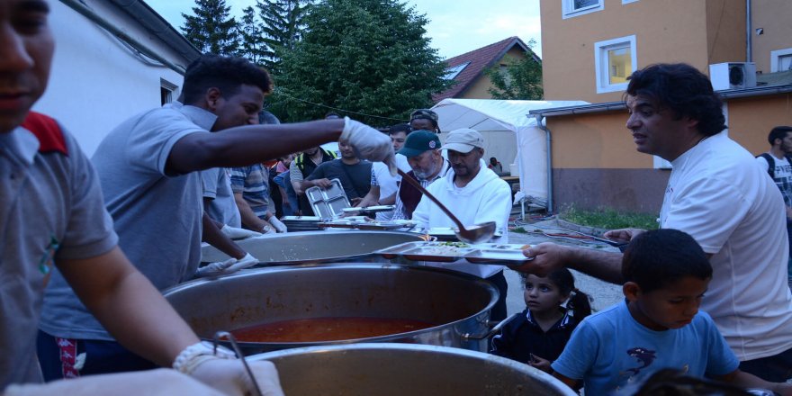 Avusturya’da 29 yıllık Ramazan geleneği: Yüzlerce mülteciye iftar