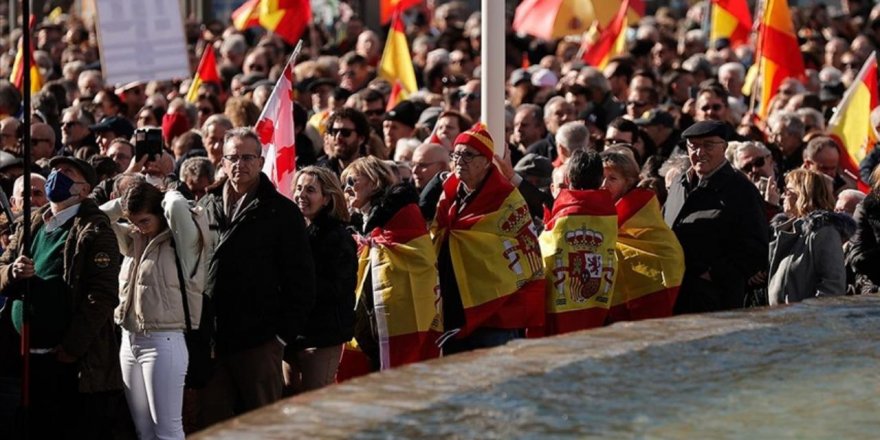 İspanya'da aşırı sağcı Vox, mültecileri göndermeyi ve camileri kapatmayı vadetti