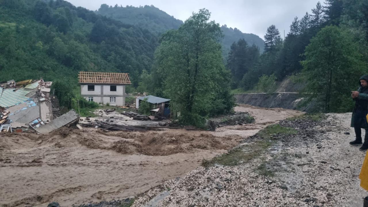 Karadeniz'de sağanak hayatı olumsuz etkiledi: Dereler taştı, yollar kapandı