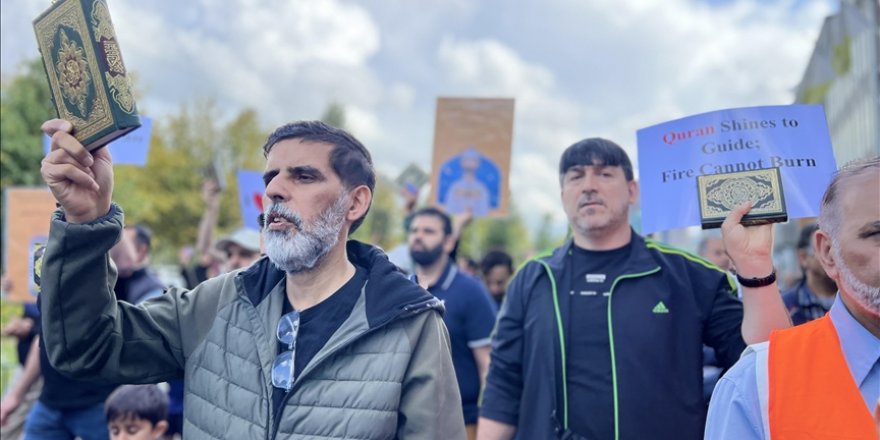 Hollanda’da Müslümanlar, Kur'an’a yönelik saldırıları protesto etti