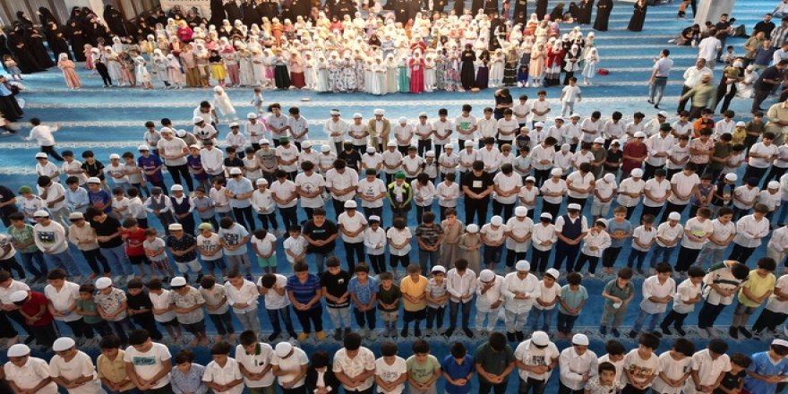 İstanbul'da yüzlerce çocuk "Hayat Namazla Güzeldir" etkinliğinde bir araya geldi