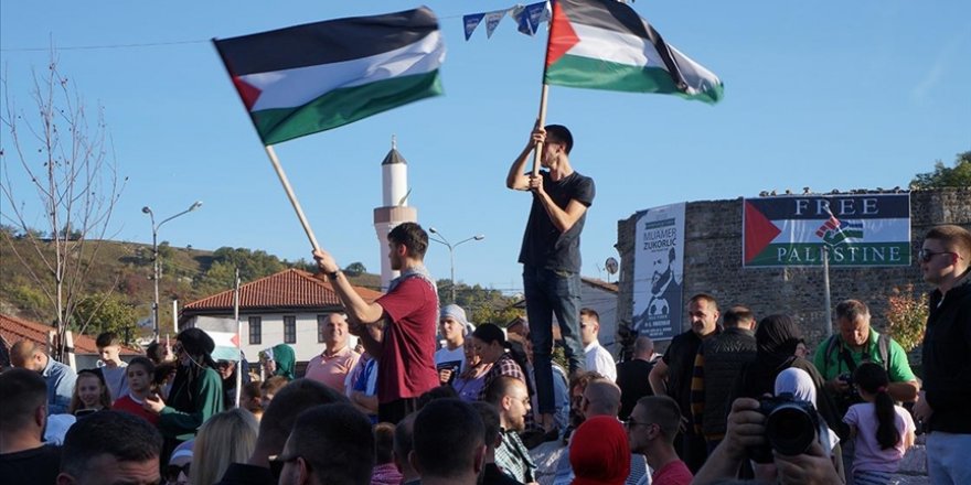 Sırbistan'ın Novi Pazar kentinde Filistin'e destek gösterisi yapıldı