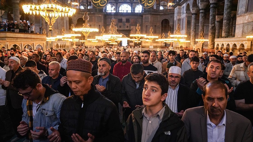 Siyonistlerin katlettiği Filistinliler için tüm camilerde gıyabi cenaze namazı kılındı