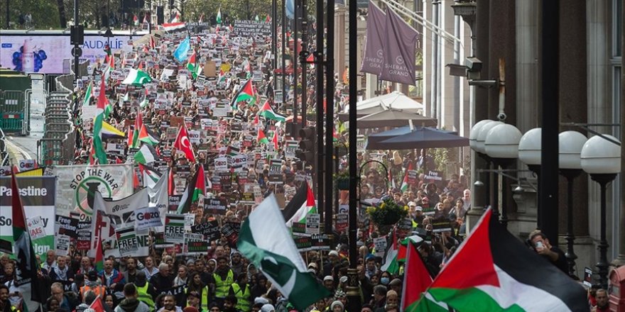 Londra'da Filistin'e destek gösterisine katılan on binlerce kişi Başbakanlığa yürüdü