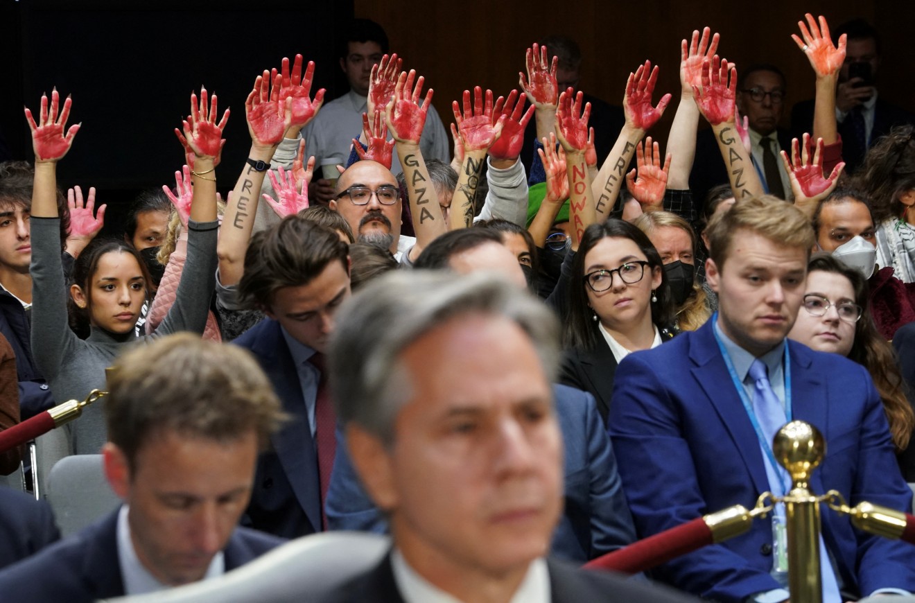 Blinken, ABD senatosu'nda kanlı ellerle protesto edildi