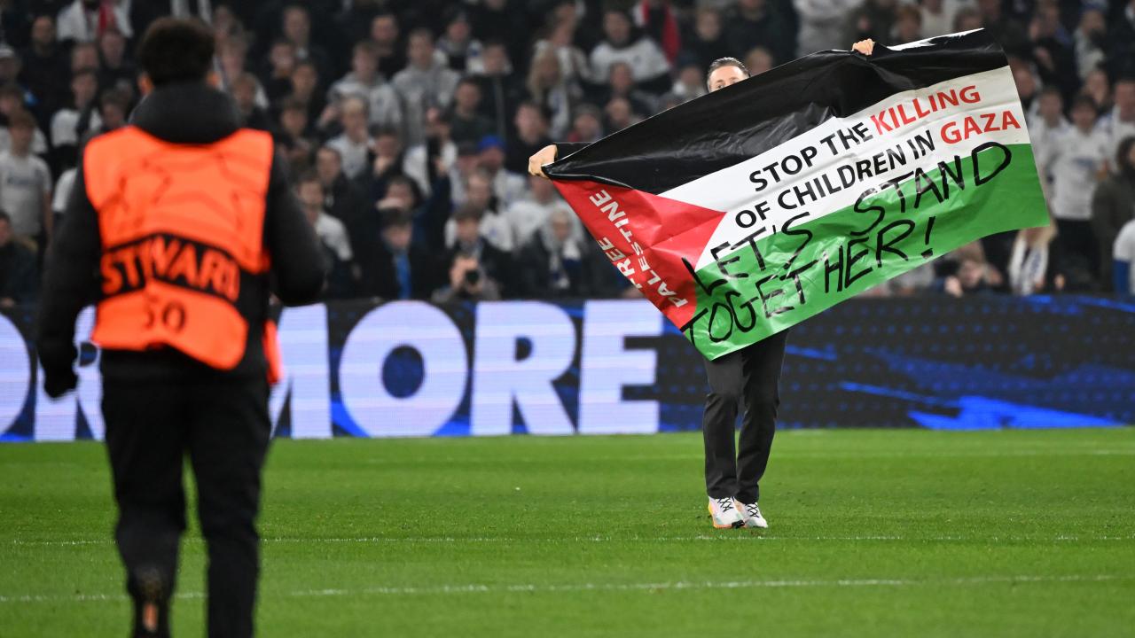 Futbol sahasında işgalcilere protesto: Gazze'deki çocukları öldürmeyi durdurun