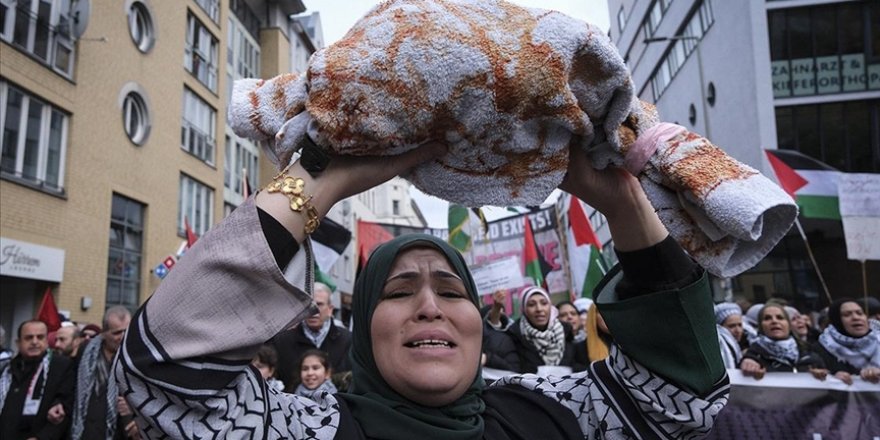 Almanya'da binlerce kişi, İsrail'in Gazze'ye yönelik saldırılarını protesto etti