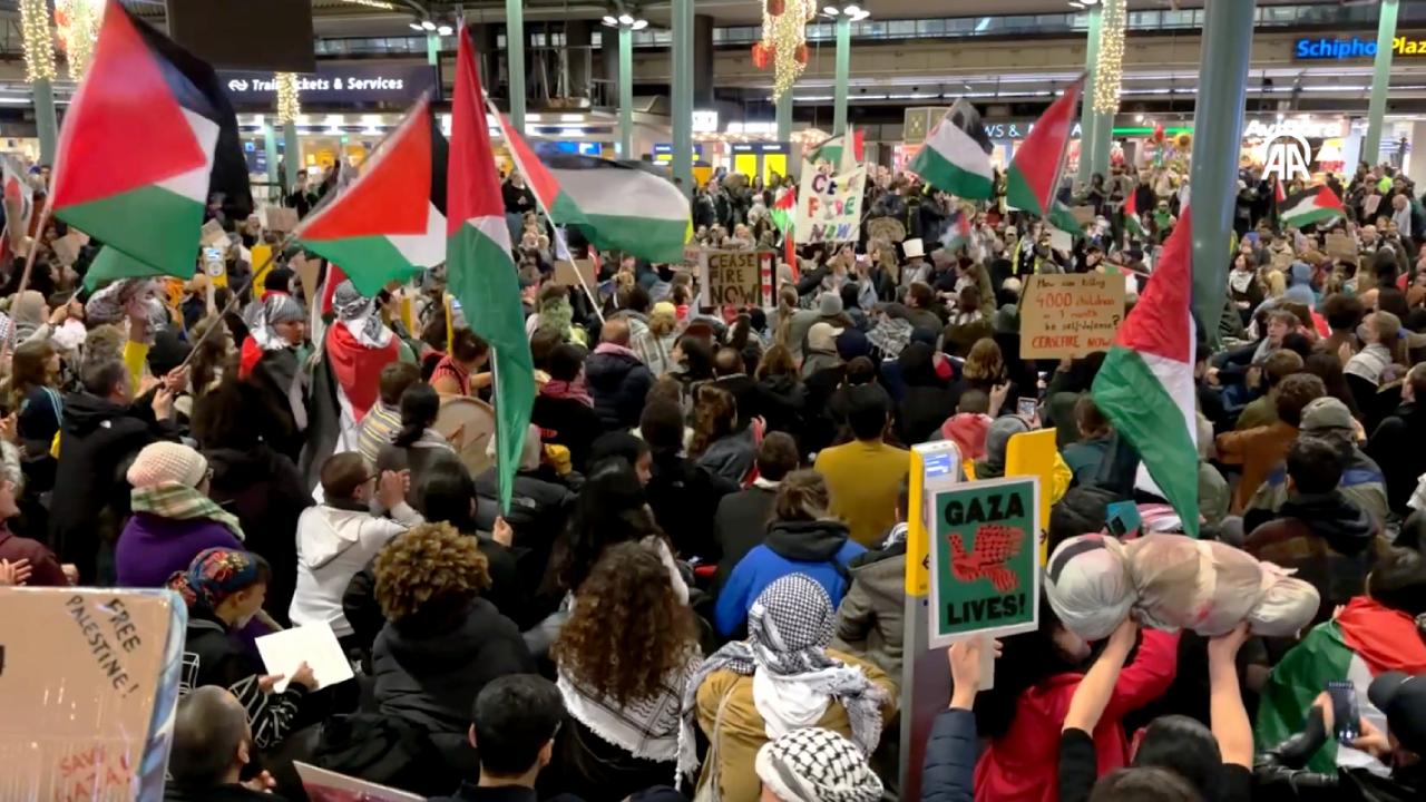 Hollanda hükümeti, İsrail'e silah yolladığı gerekçesiyle protesto edildi