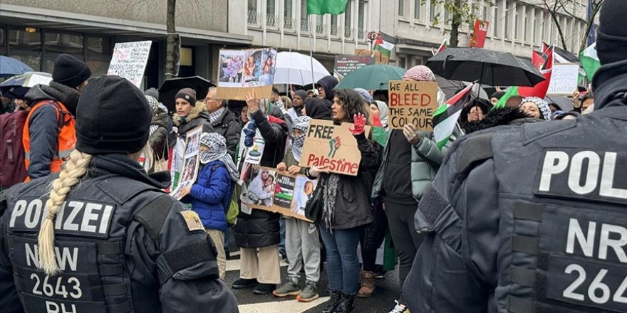 Düsseldorf'ta Filistin halkıyla dayanışma yürüyüşü düzenlendi