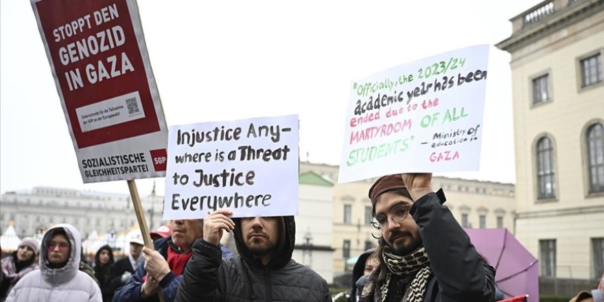 Berlin'de öğrenciler Gazze'de soykırımın durdurulması talebiyle gösteri yaptı