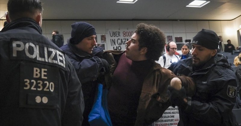 Berlin'de Gazze'deki soykırımı protesto eden öğrencilere polis müdahalesi