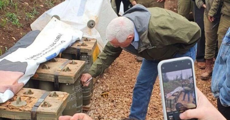 Eski ABD Başkan Yardımcısı Mike Pence, İsrail'de top mermilerini imzaladı