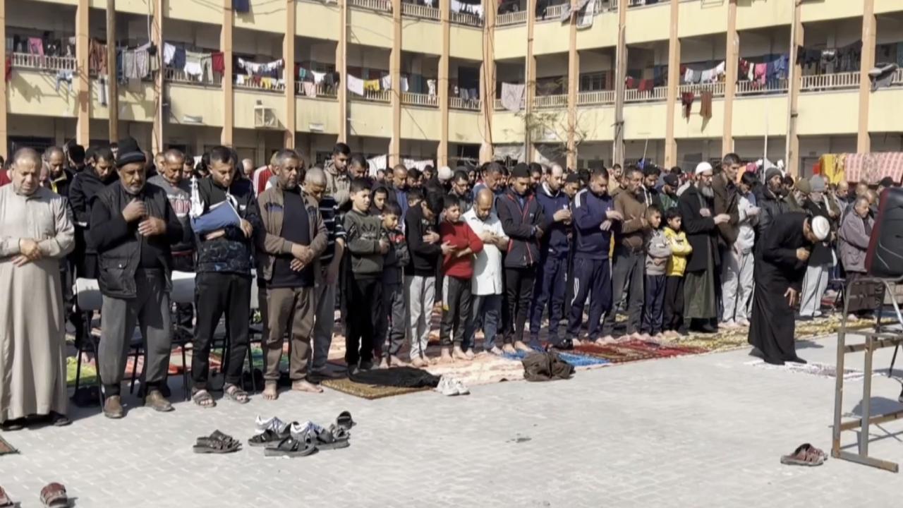 İşgalciler camileri yıktı: Gazzeliler cuma namazını sığındıkları okulda kıldı