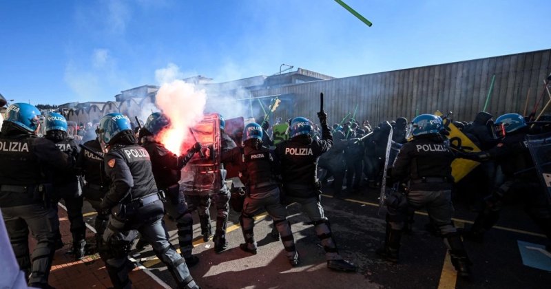 İtalya'da İsrail'i protesto etmek isteyen göstericiler ile polis arasında arbede çıktı