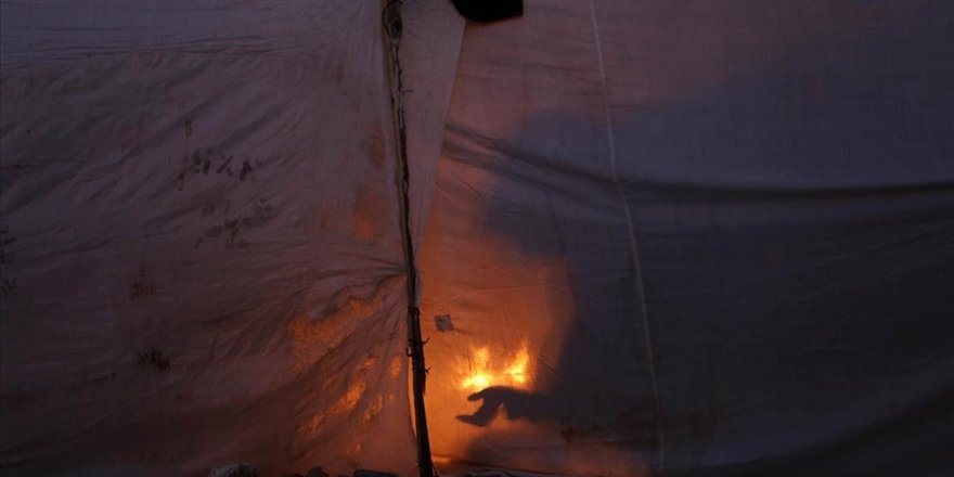 Gazze'de Filistinli bir aile enkazın ortasında tenekelerden barınak yapmaya çalışıyor