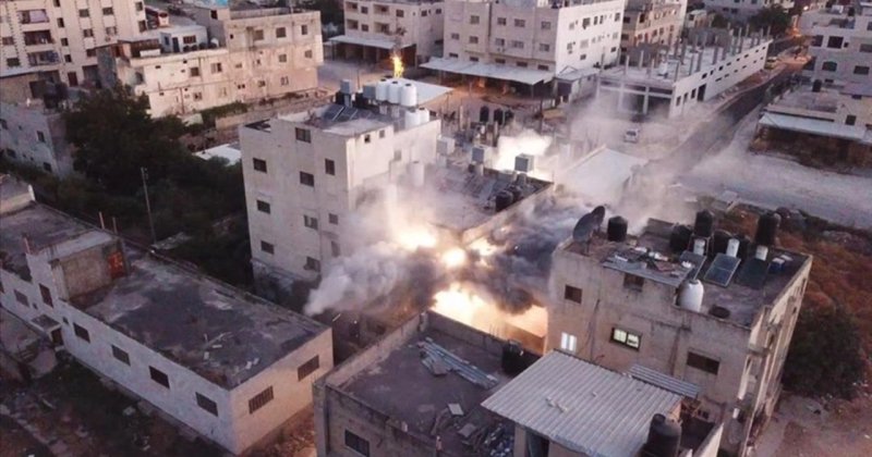 Katil İsrail, Filistinli tutuklunun ailesinin Nablus'taki evini patlayıcılarla yıktı