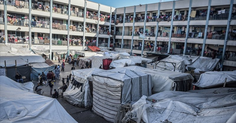 Katil İsrail, BM'ye ait barınma merkezindekilere tahliye için yarına kadar süre verdi