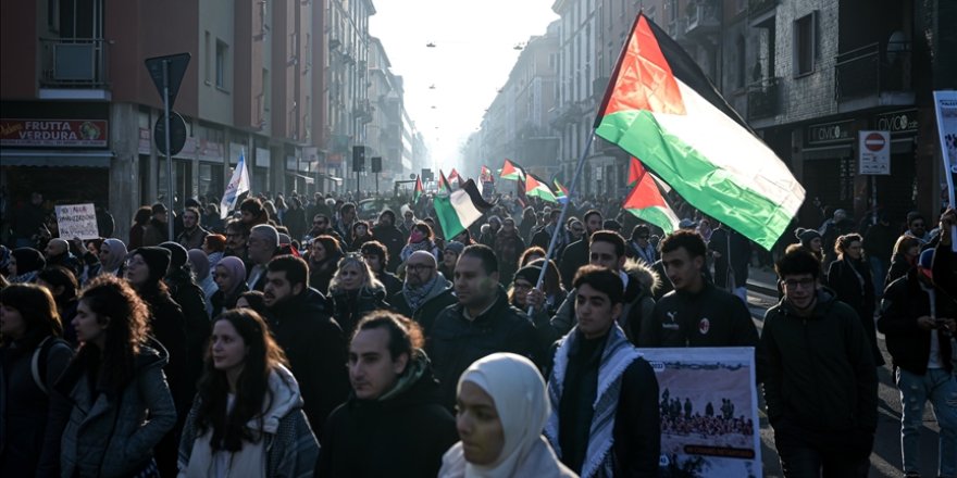 Milano'da binlerce kişi Filistin için yürüdü