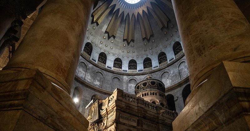 Kudüs'te fanatik 2 Yahudi, başrahibe tükürerek ırkçı saldırıda bulundu