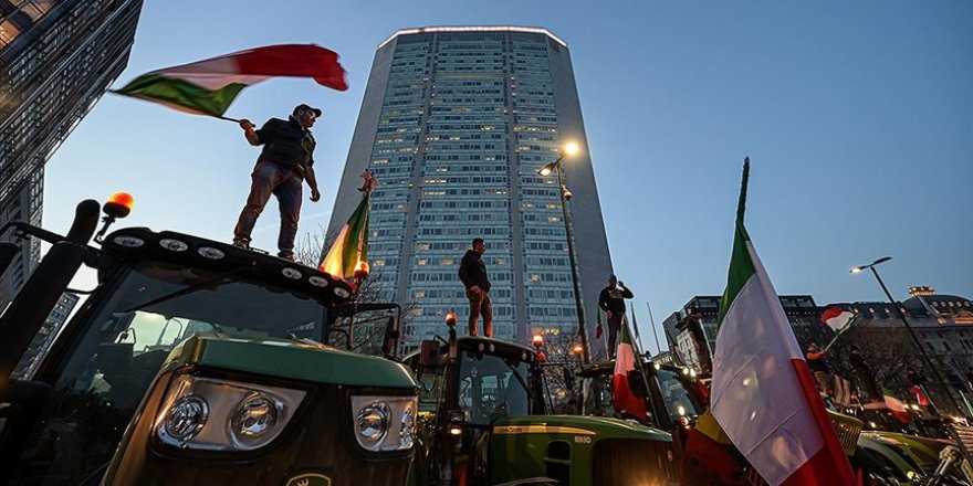 İtalya'da çiftçiler protestolarını, traktör konvoyuyla başkent Roma'ya taşıyor