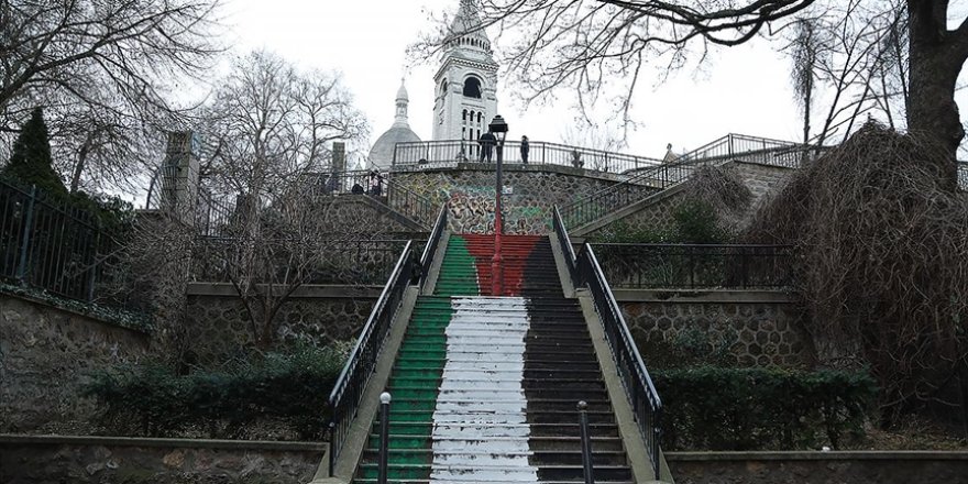 Paris'in simgelerinden Sacre Coeur'ün merdivenleri Filistin bayrağı renklerine boyandı