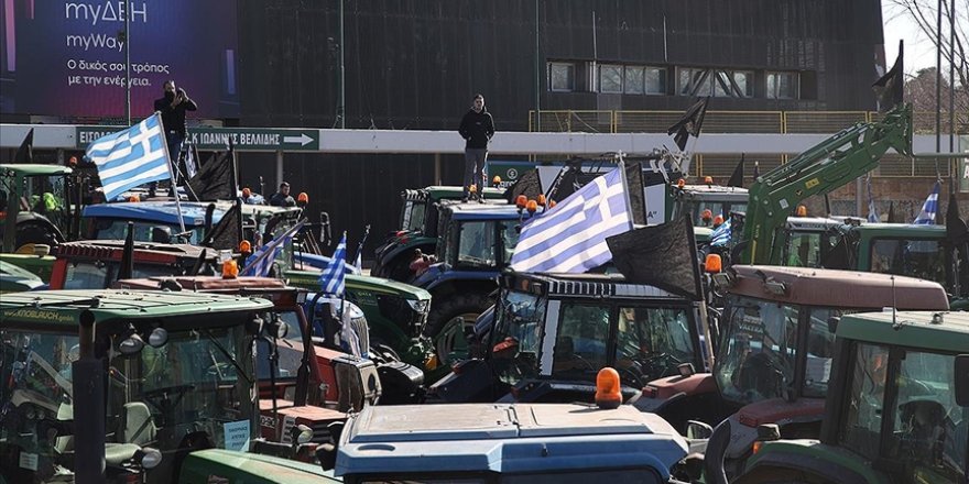 Yunanistan'da çiftçiler yol kapatma eylemi yaptı