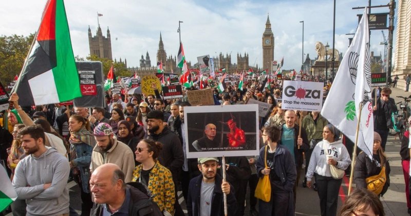 Katil İsrail'in Refah'a yönelik saldırıları Londra'da protesto edildi