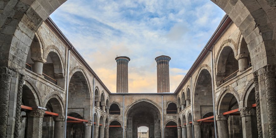 İlahiyat-medrese karşılaştırmasında önyargılı yaklaşımlardan kaçınmak