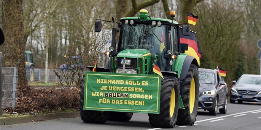 Almanya'nın Düsseldorf kentinde çiftçiler hükümeti protesto etti