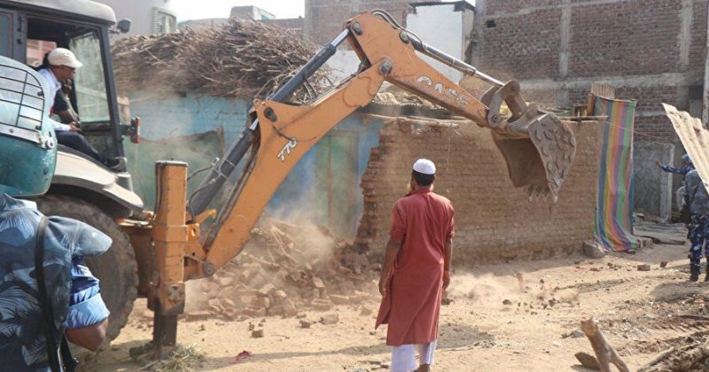 Hindistan'da Müslümanlara ait evler yıkılıyor