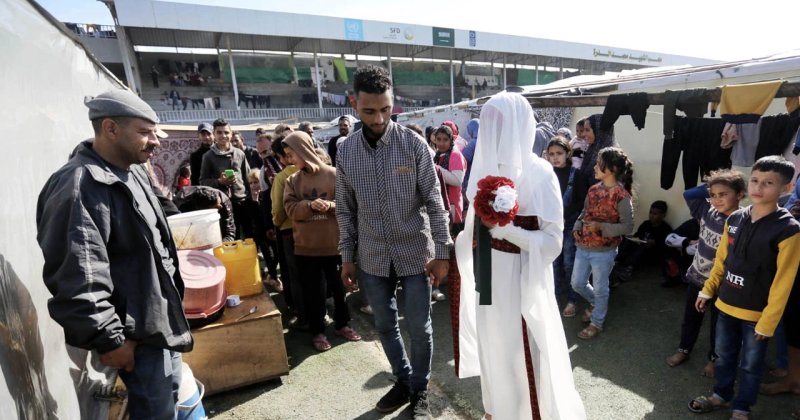 Filistinli çift bombardımanına rağmen dünya evine girdi