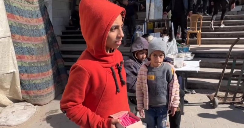 Gazzeli kız, yatalak babası ve kardeşlerine bakabilmek için tebeşir satıyor