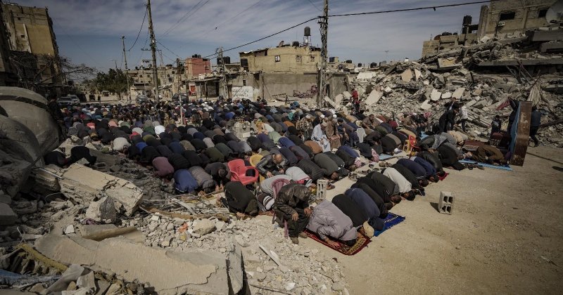 Filistinliler, cuma namazını İsrail saldırısında yıkılan caminin enkazında kıldı