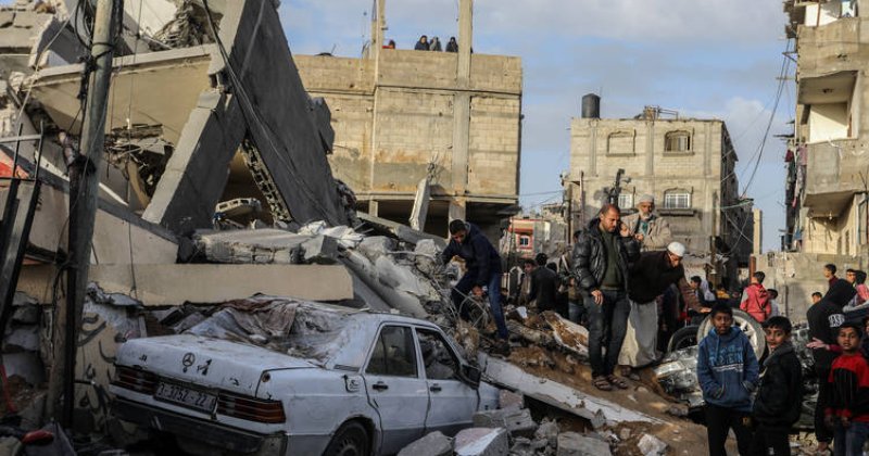 İşgal ordusu Refah'ta bir ailenin evini bombaladı, 6'sı çocuk 14 kişi öldü