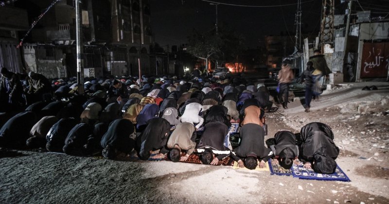 Gazzeliler, ilk teravih namazını yıkılan caminin enkazında kıldı