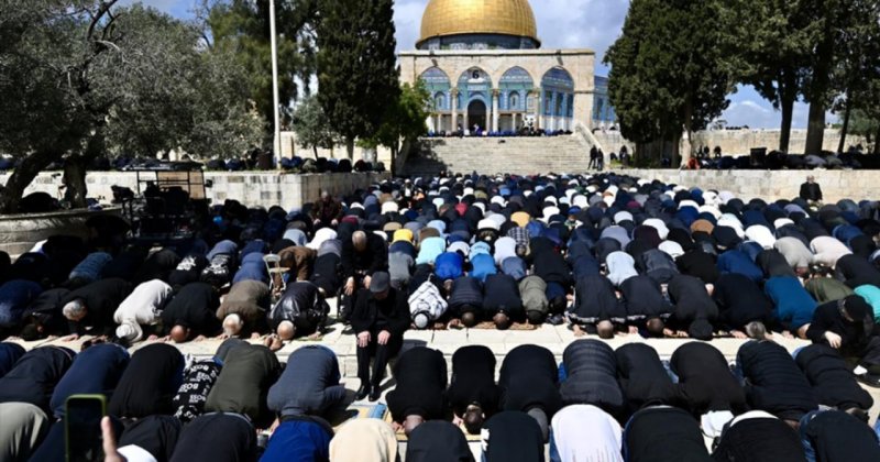 İşgal polisinin kısıtlamaları altında Mescid-i Aksa’da cuma namazı kılındı