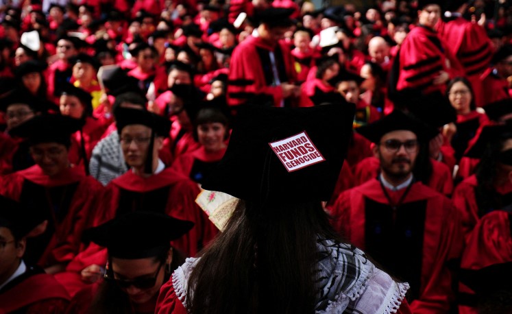 Harvard Üniversitesi mezuniyet töreninde öğrenciler okul yönetimini protesto etti