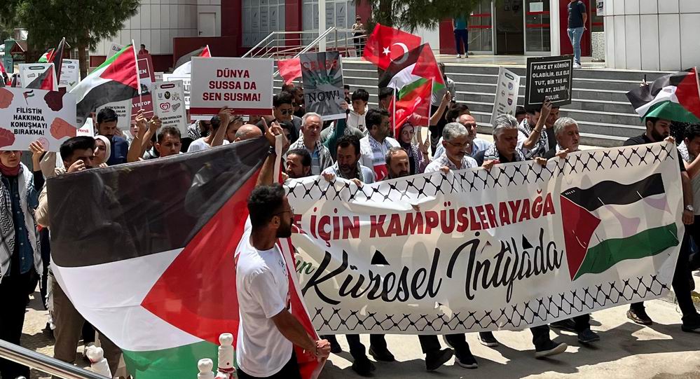 İzmir Kâtip Çelebi'de Gazze'ye destek yürüyüşü