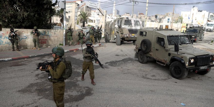 İsrail askerleri Batı Şeria'da bir okula baskın düzenleyerek 4 öğrenciyi gözaltına aldı
