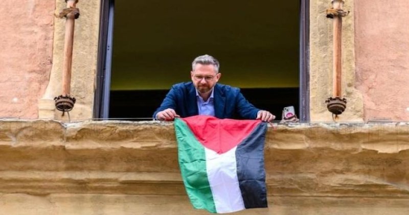 İtalya'da Bologna Belediye binasına Filistin bayrağı asıldı!