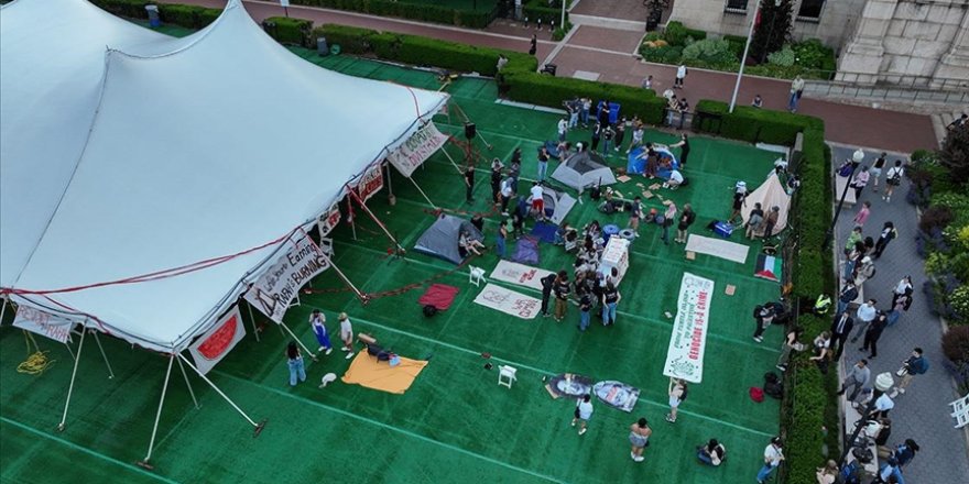 Columbia Üniversitesi'nde Filistin destekçisi öğrenciler kamp alanını yeniden kuruyor