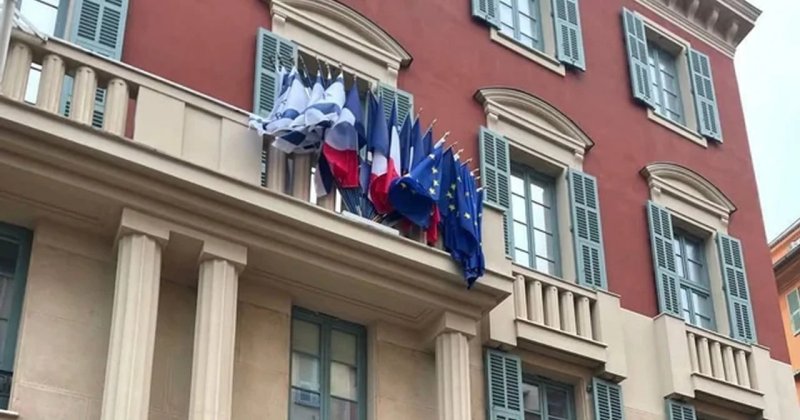 Fransa'da yüzlerce kişi belediye binasına İsrail bayrağı asılmasını protesto etti