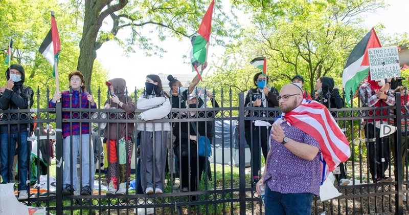 Chicago Üniversitesi'nin Filistin'e destek kampına katılan öğrencilere diploma vermemesi protesto edildi