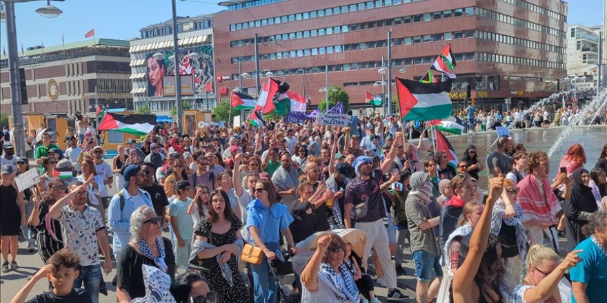 Katil İsrail'in Refah'ta Filistinlilerin kampına yönelik saldırısı İsveç'te protesto edildi