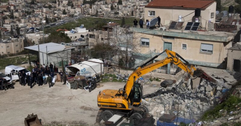 Siyonistler Filistinlilere ait evleri yıkmaya devam ediyor